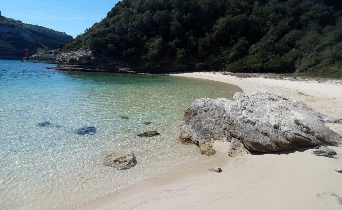 Plage de l'Arinella'in fotoğrafı parlak kum yüzey ile