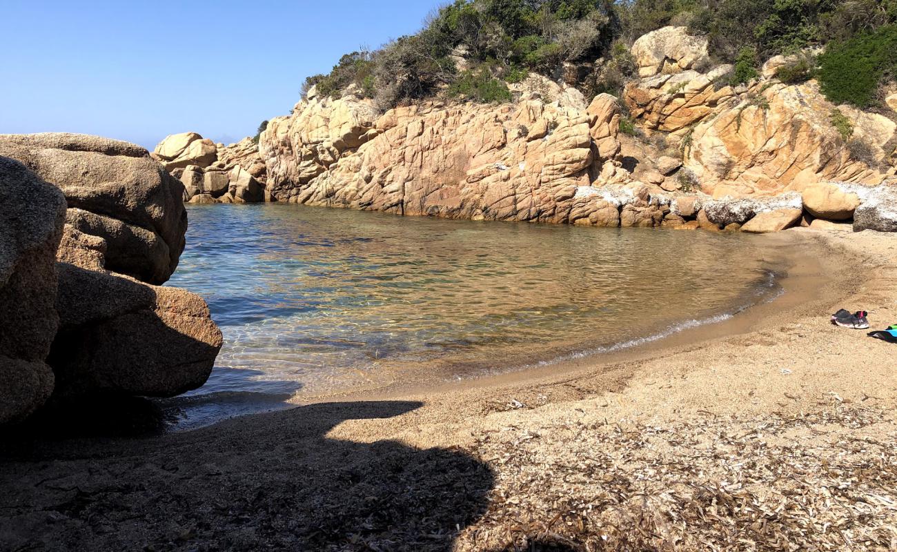 Cala di Paragnano'in fotoğrafı açık bej kum yüzey ile