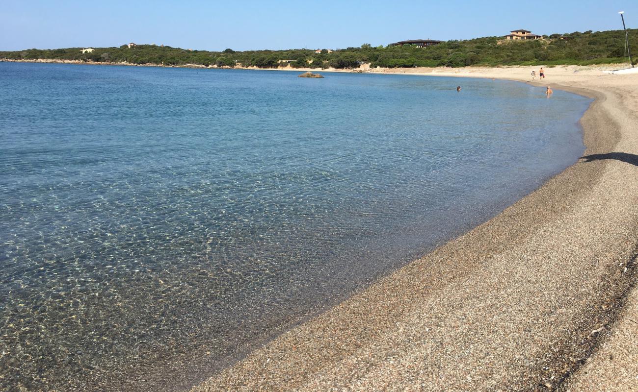 Figari beach'in fotoğrafı parlak kum ve kayalar yüzey ile