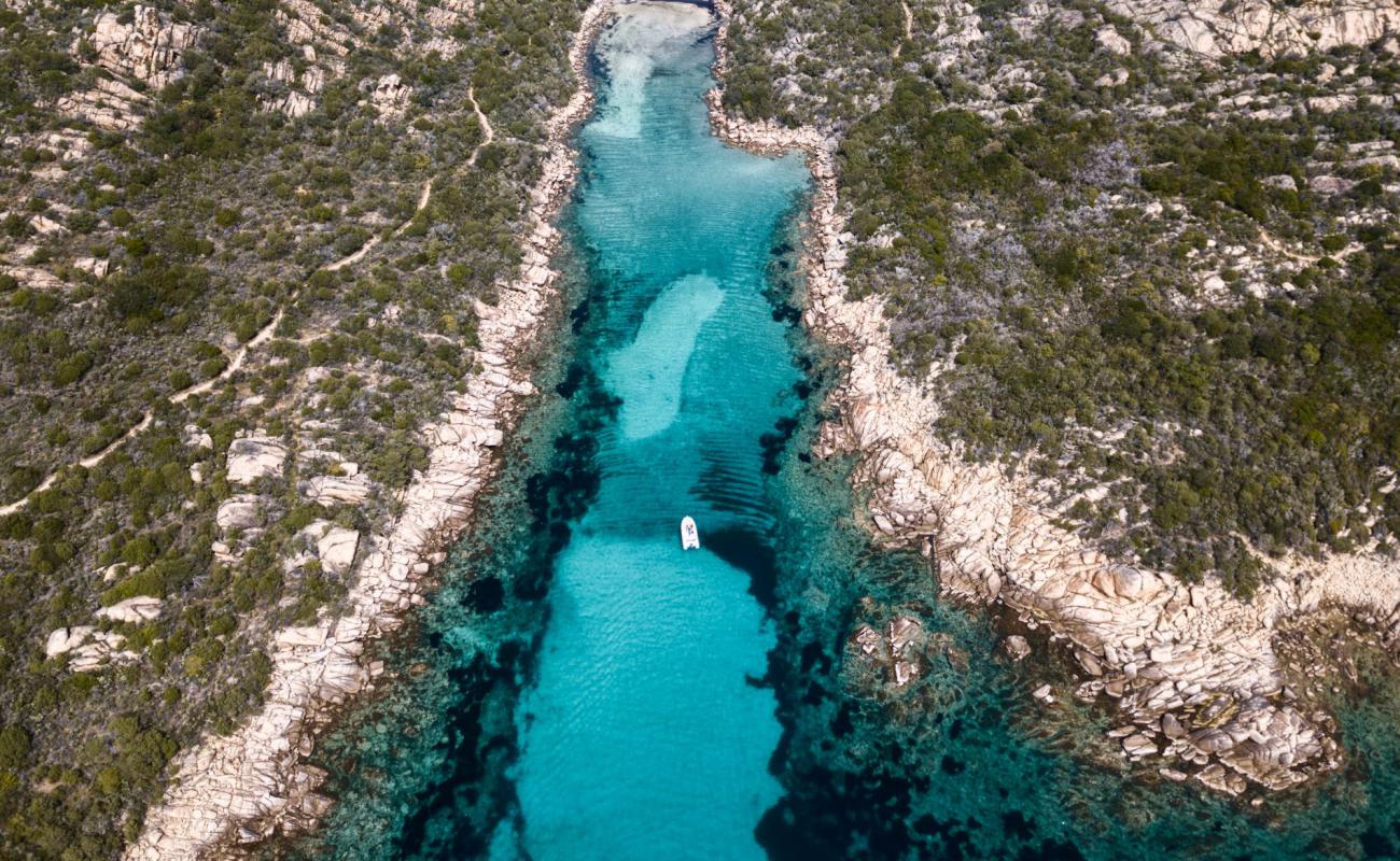 Cala Longa beach'in fotoğrafı parlak kum yüzey ile