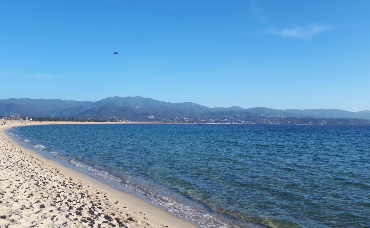 Ricanto Plajı'in fotoğrafı parlak ince kum yüzey ile