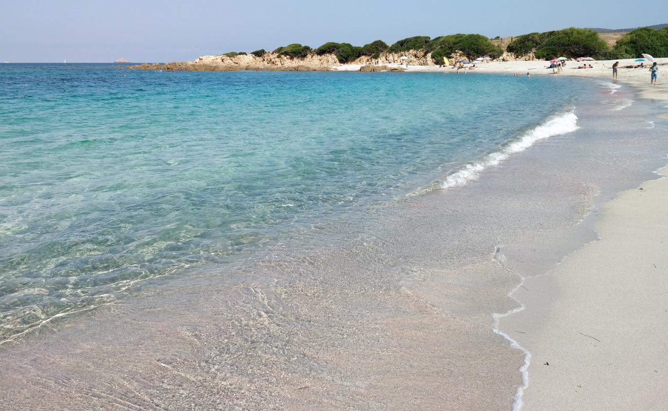 Saint-Antoine beach'in fotoğrafı parlak ince kum yüzey ile