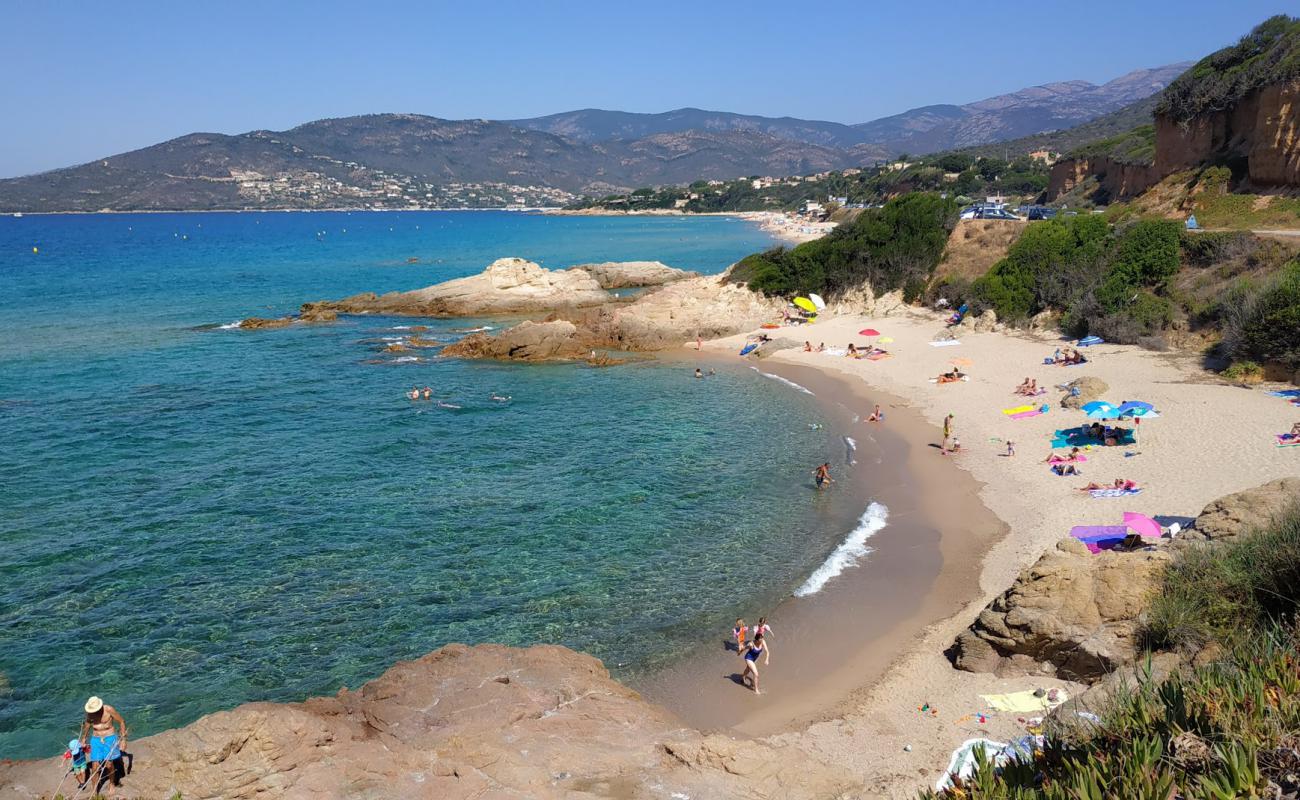 Castellu beach'in fotoğrafı parlak kum yüzey ile