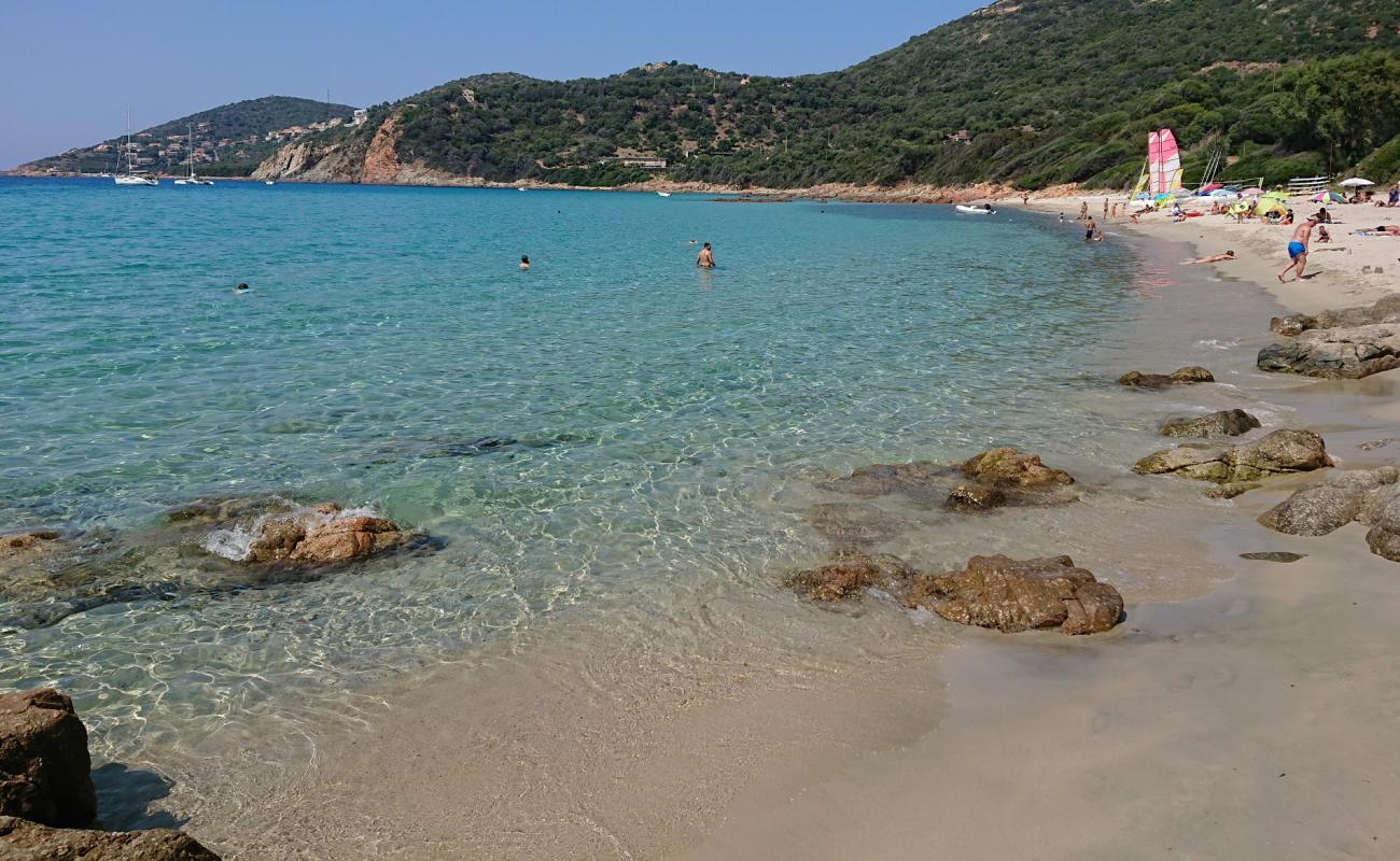 Menasina Plajı'in fotoğrafı parlak ince kum yüzey ile