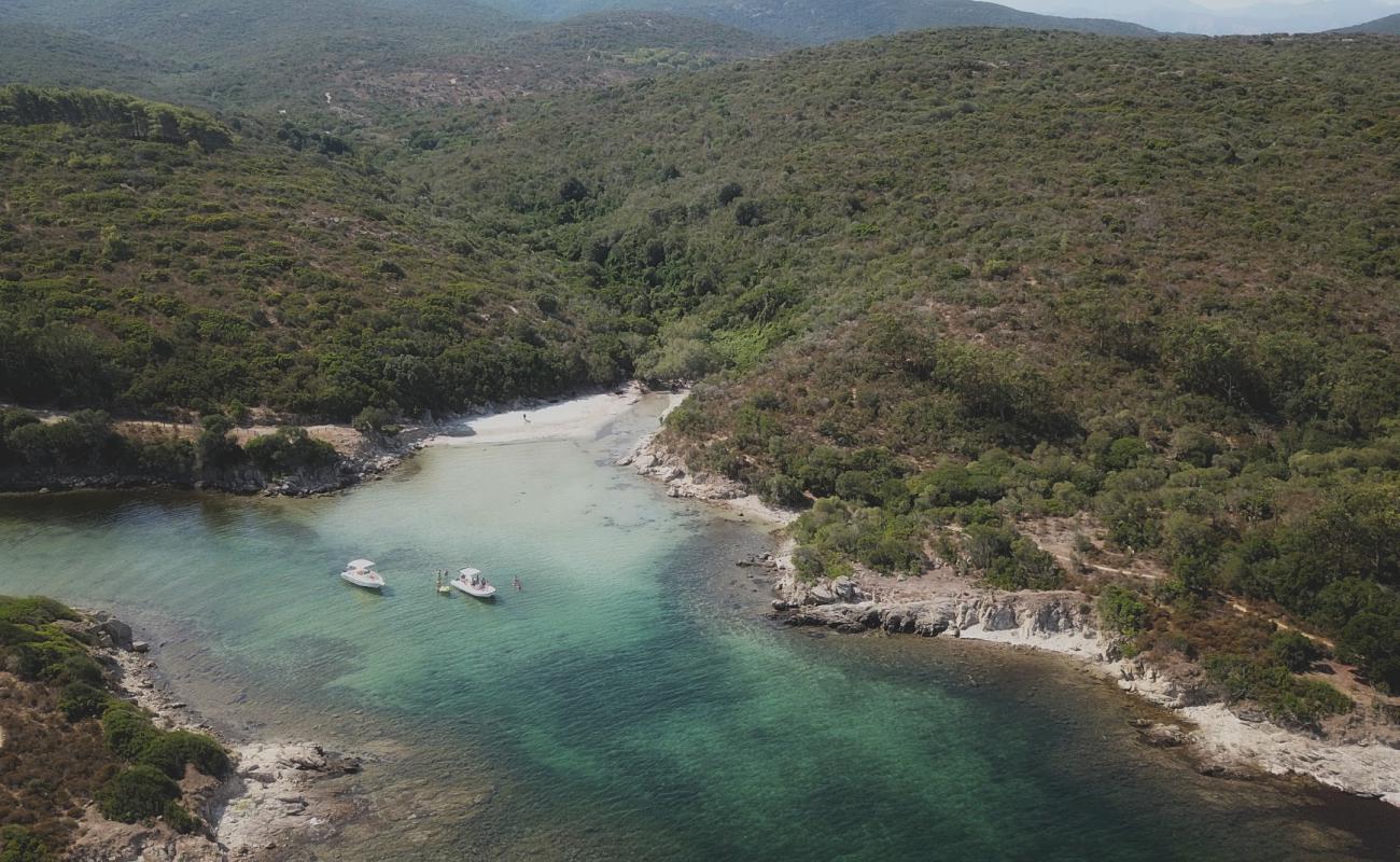 Malfalcu Cove'in fotoğrafı gri kum yüzey ile