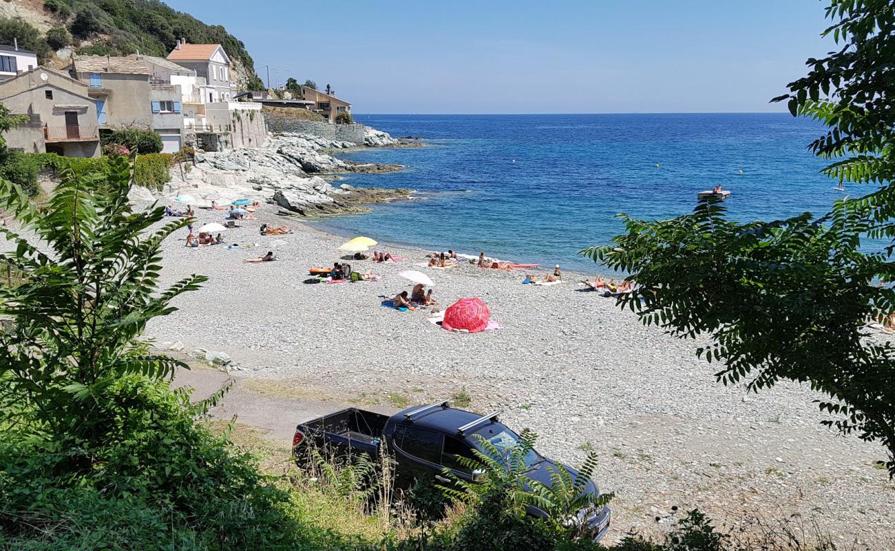 Grisgione beach'in fotoğrafı gri çakıl taşı yüzey ile