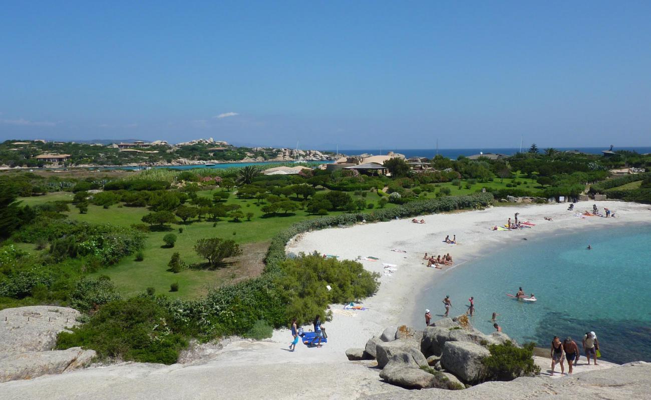 Cala Di Chiorneri Plajı III'in fotoğrafı parlak ince kum yüzey ile