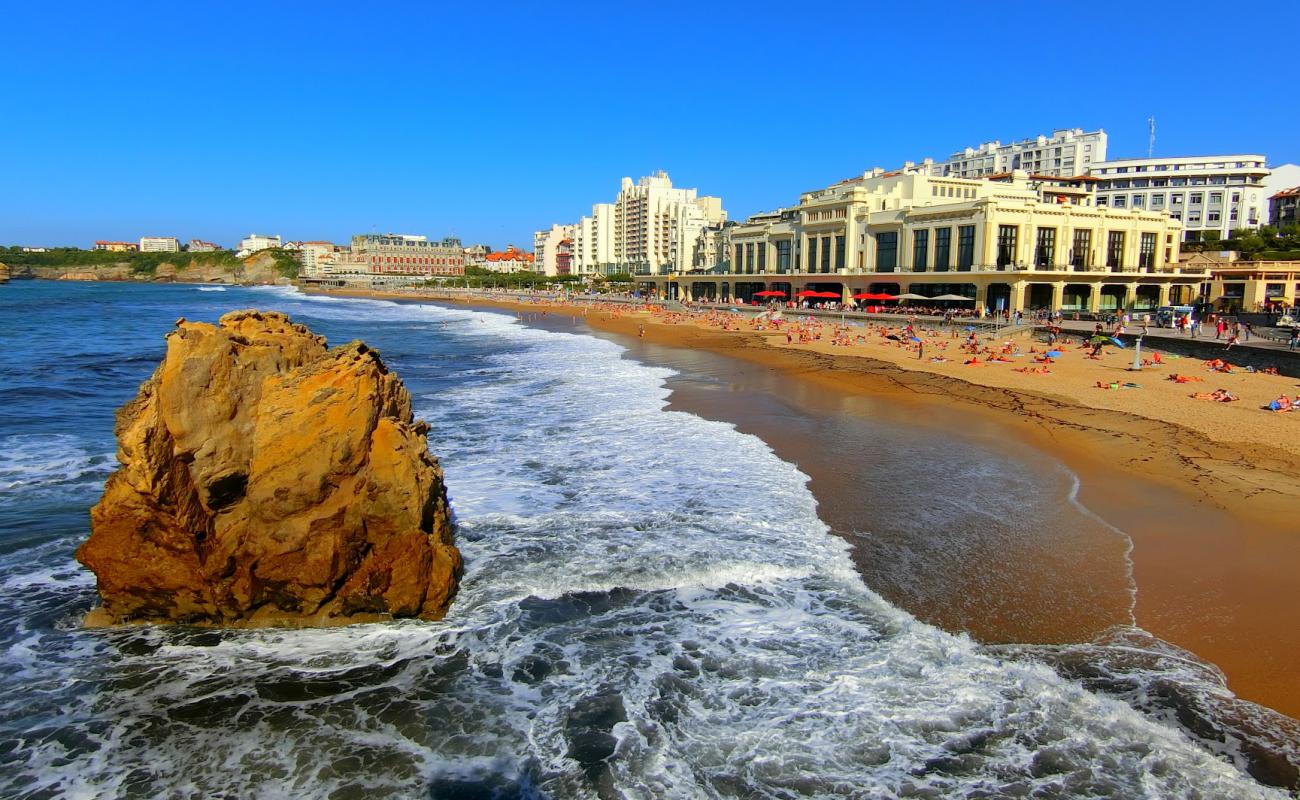 Plage de Biarritz'in fotoğrafı parlak kum yüzey ile