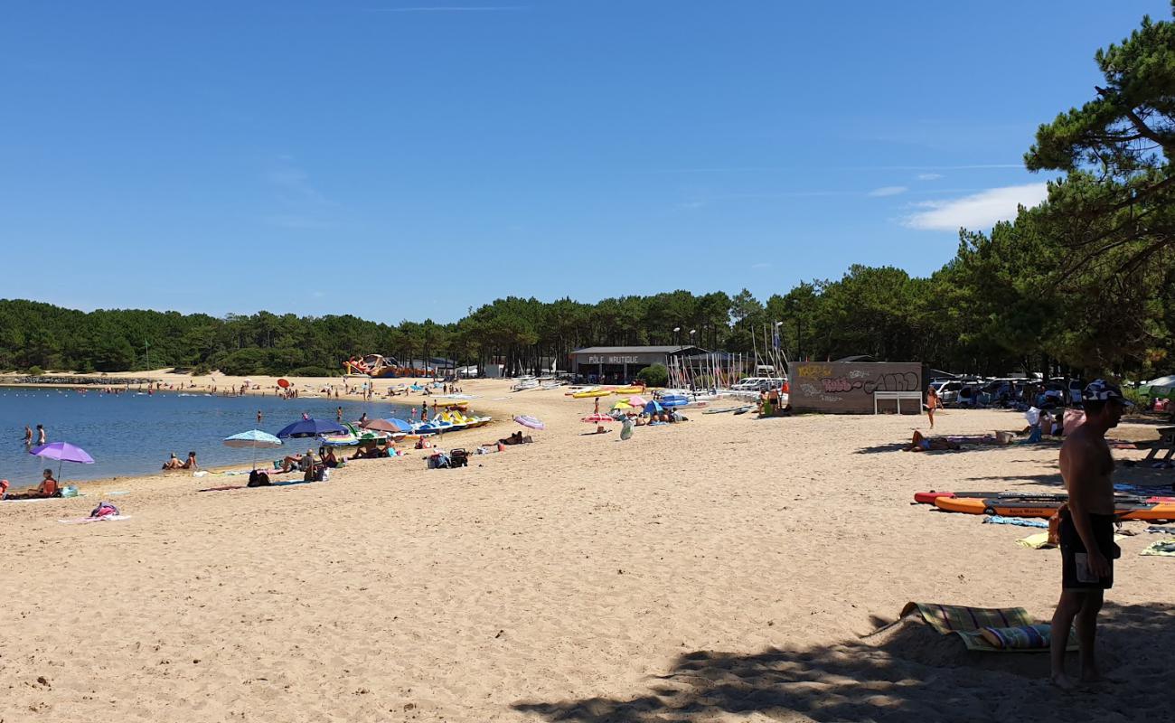 Plage du Lac'in fotoğrafı açık bej kum yüzey ile