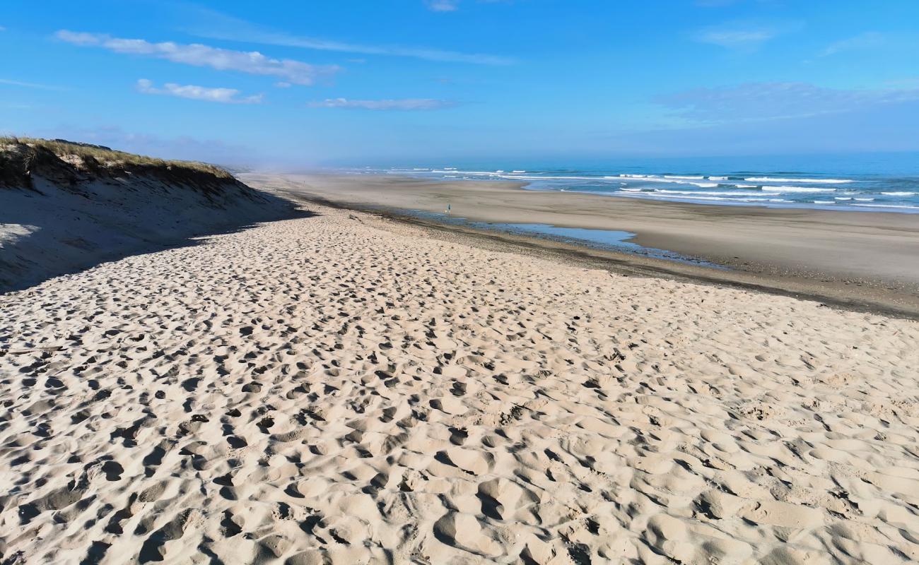 Montalivet beach'in fotoğrafı açık bej kum yüzey ile