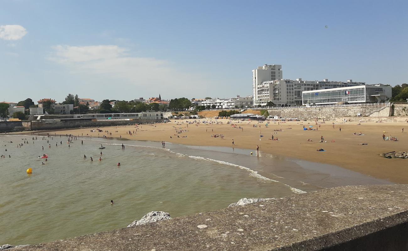Plage de Royan'in fotoğrafı kahverengi kum yüzey ile
