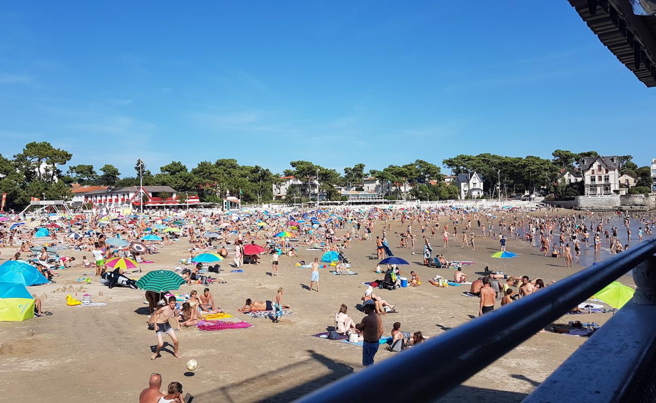 Plage du Bureau'in fotoğrafı kahverengi kum yüzey ile