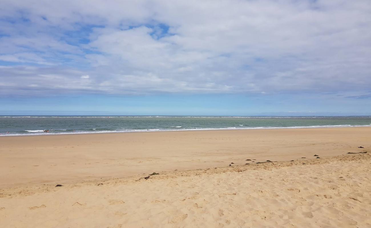 Bouverie beach'in fotoğrafı beyaz kum yüzey ile