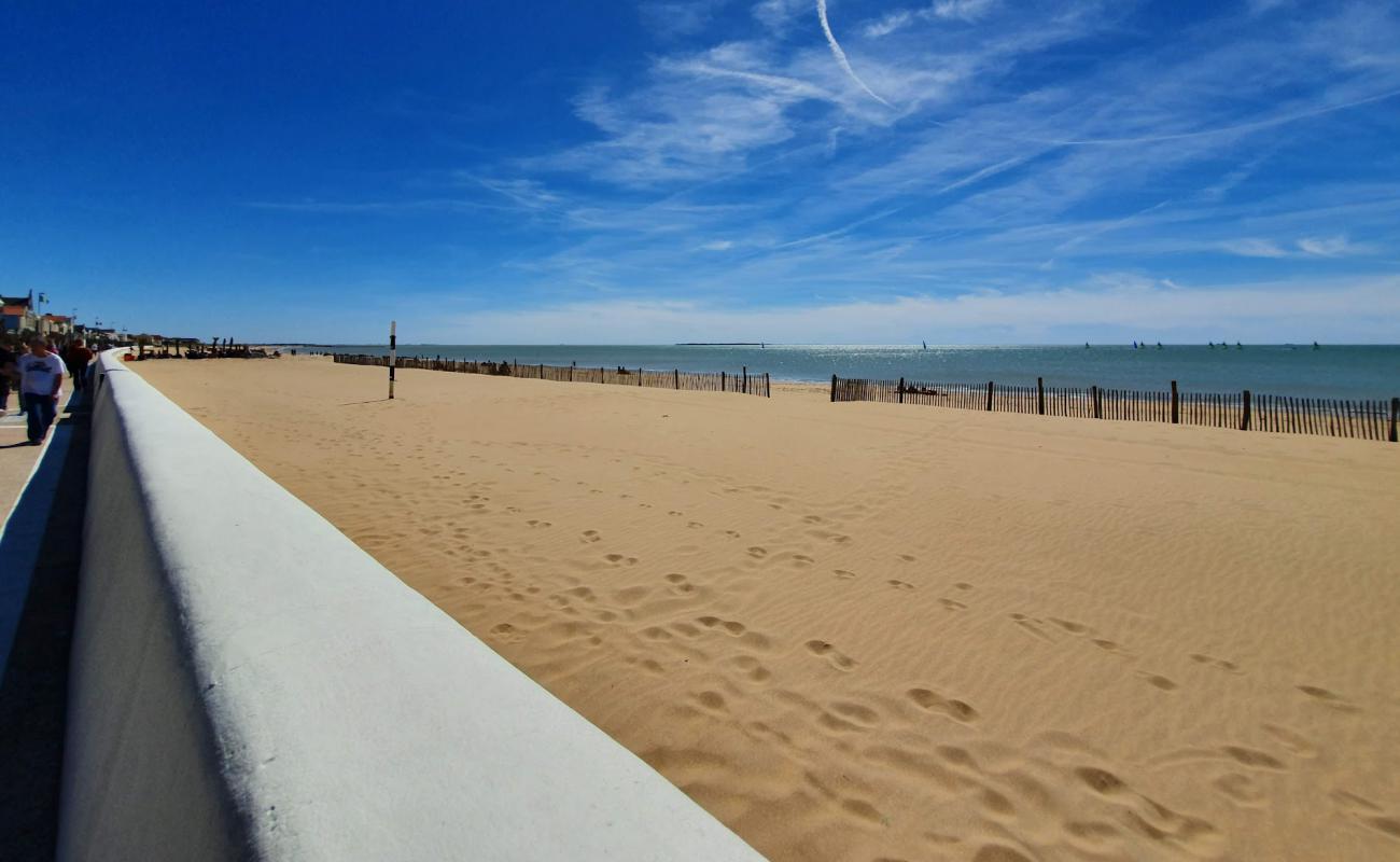 Plage de Chatelaillon'in fotoğrafı açık bej kum yüzey ile