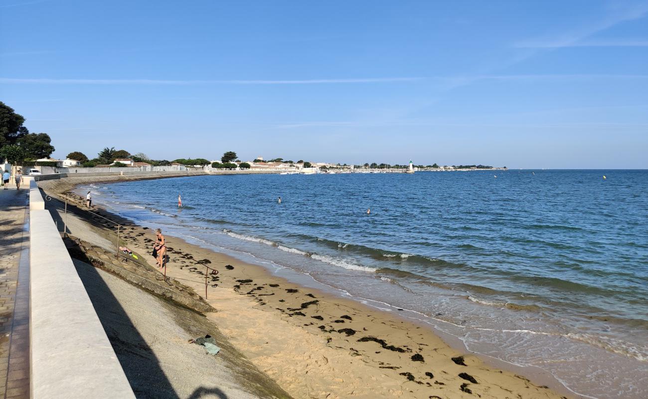 Plage de l'Arnerault'in fotoğrafı kahverengi kum yüzey ile