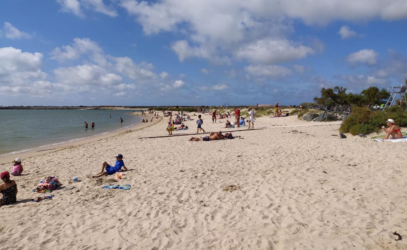 Grouin beach'in fotoğrafı beyaz kum yüzey ile