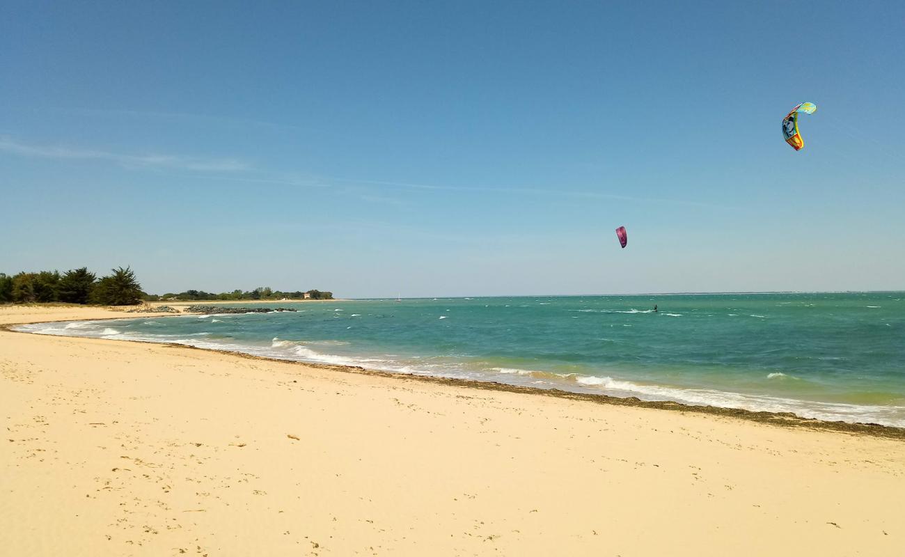 Plage De Trousse-Chemise'in fotoğrafı beyaz kum yüzey ile