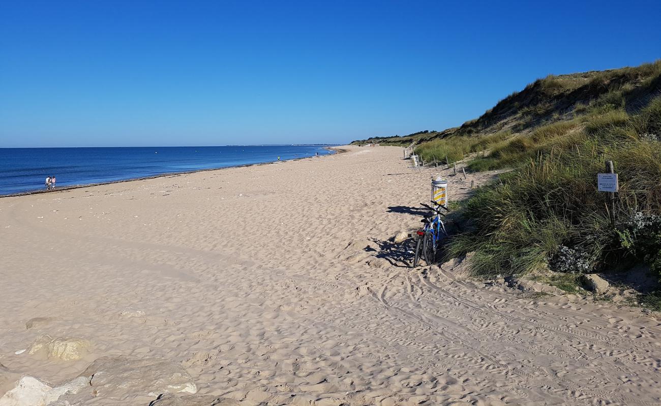Gollandieres beach'in fotoğrafı beyaz kum yüzey ile