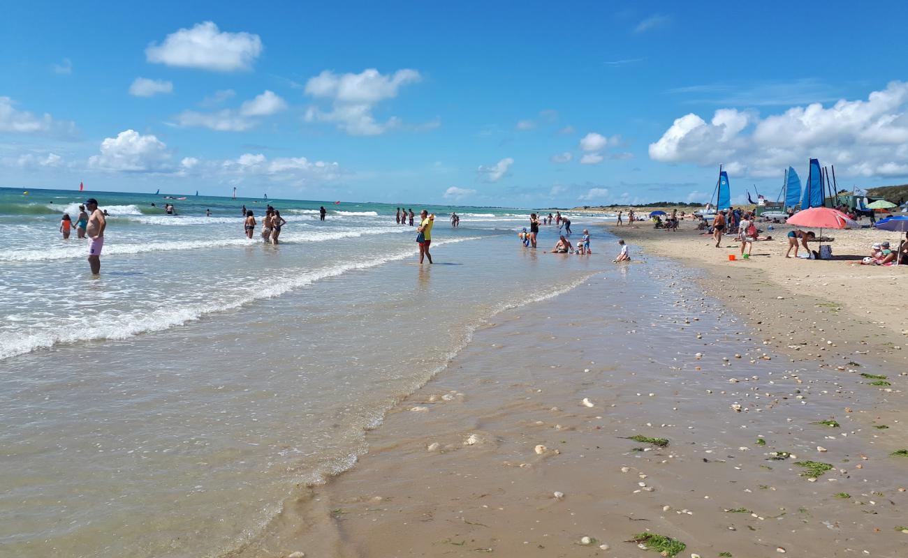 Gros Joncs beach'in fotoğrafı açık bej kum yüzey ile
