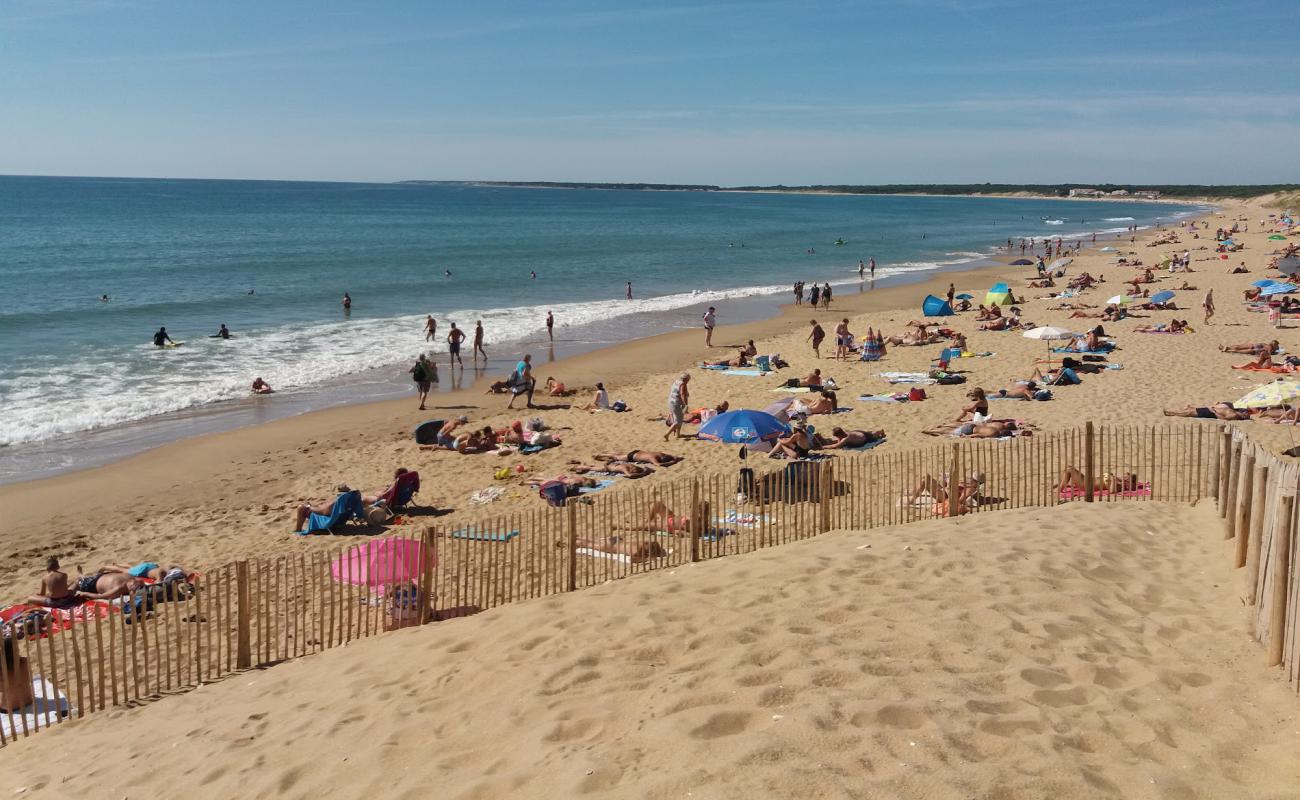 Plage des Conches'in fotoğrafı açık bej kum yüzey ile