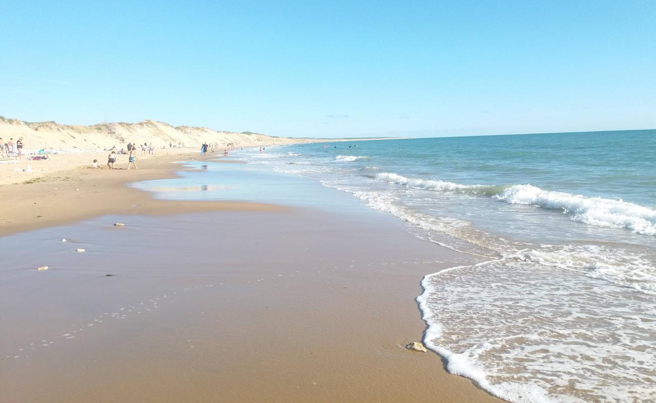 Rocher beach'in fotoğrafı açık bej kum yüzey ile