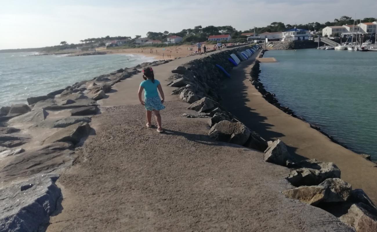 Jurd Sur Mer beach'in fotoğrafı parlak kum ve kayalar yüzey ile