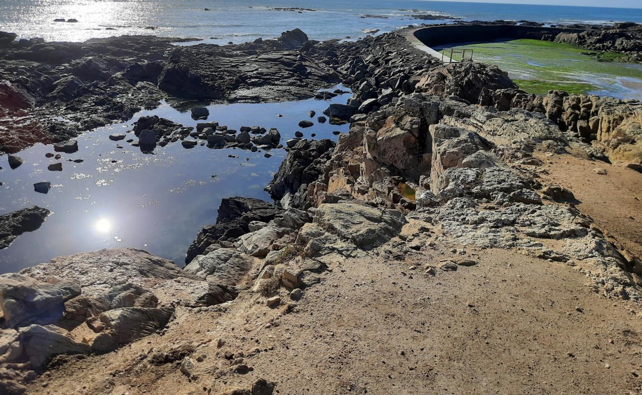 The Dombret basin beach'in fotoğrafı beton kaplı yüzey yüzey ile