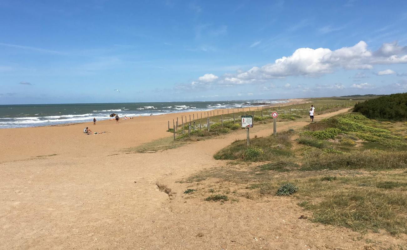 Graviers beach'in fotoğrafı açık bej kum yüzey ile