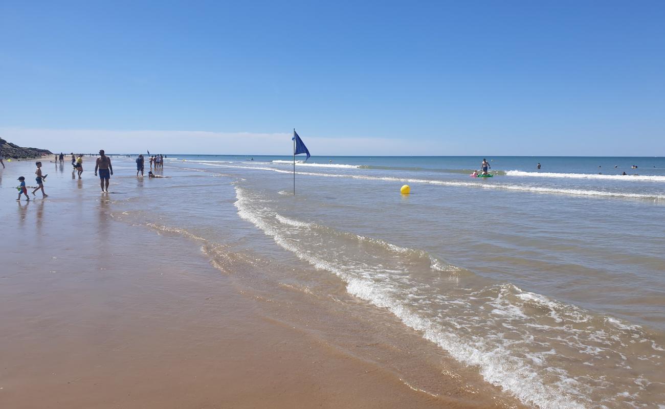 Paree beach'in fotoğrafı kahverengi kum yüzey ile