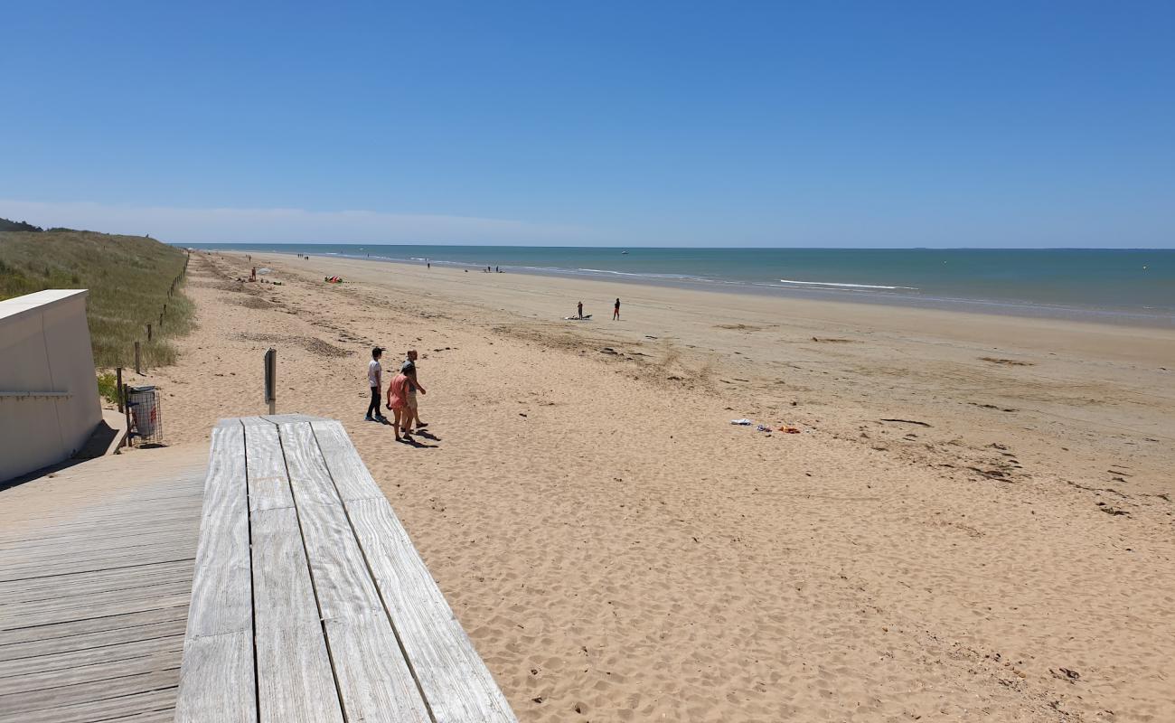 Notredame De Monts beach'in fotoğrafı açık bej kum yüzey ile