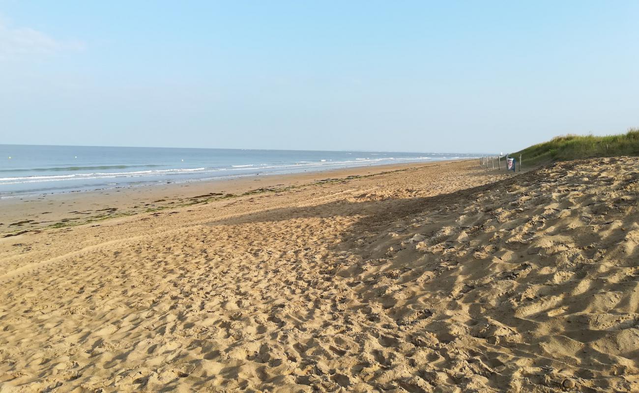 Bergere beach'in fotoğrafı parlak kum yüzey ile