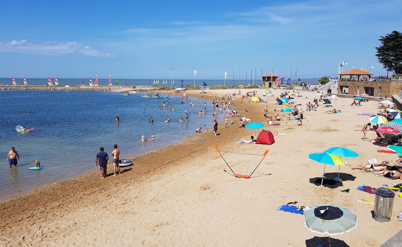 Bernerie beach'in fotoğrafı parlak kum yüzey ile