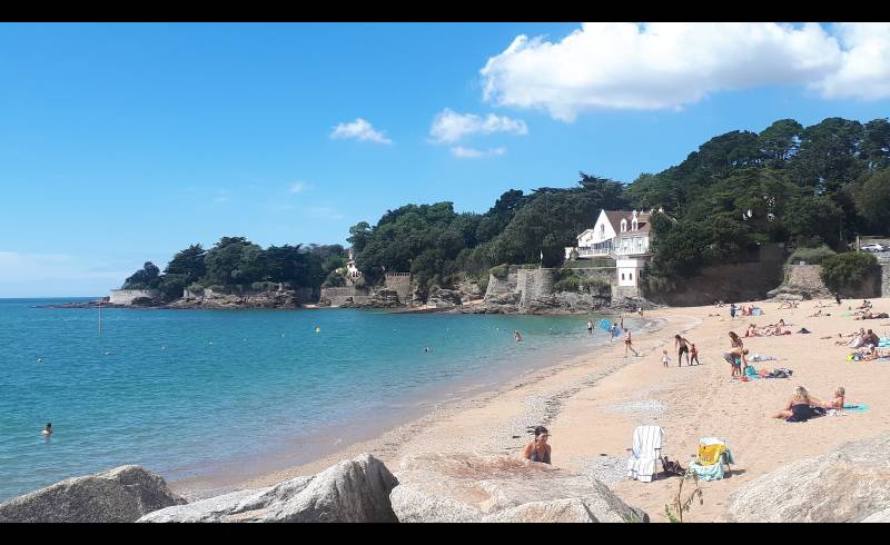 Noeveillard beach'in fotoğrafı parlak kum yüzey ile