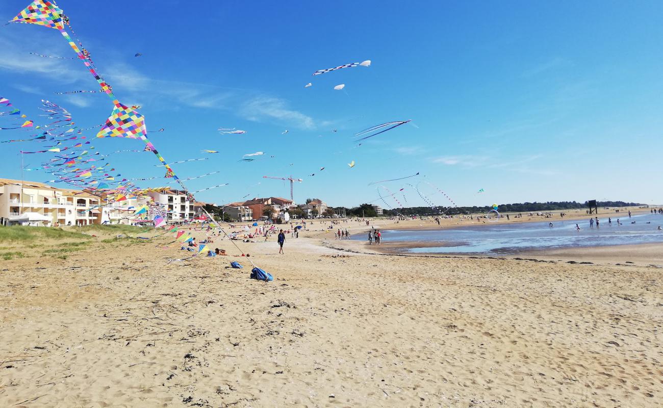 Rochelets beach'in fotoğrafı açık bej kum yüzey ile