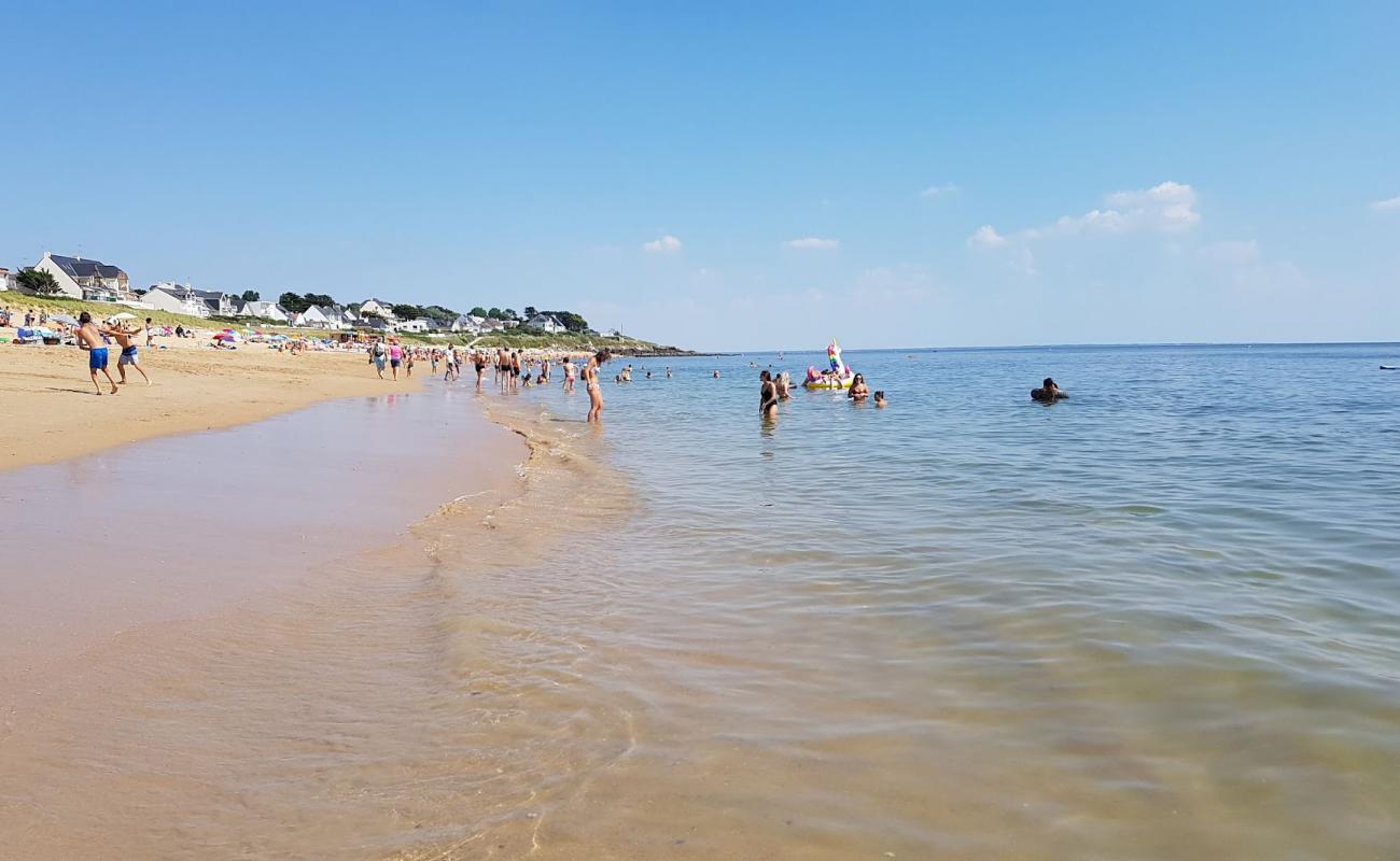 Bonne-Source beach'in fotoğrafı beyaz kum yüzey ile