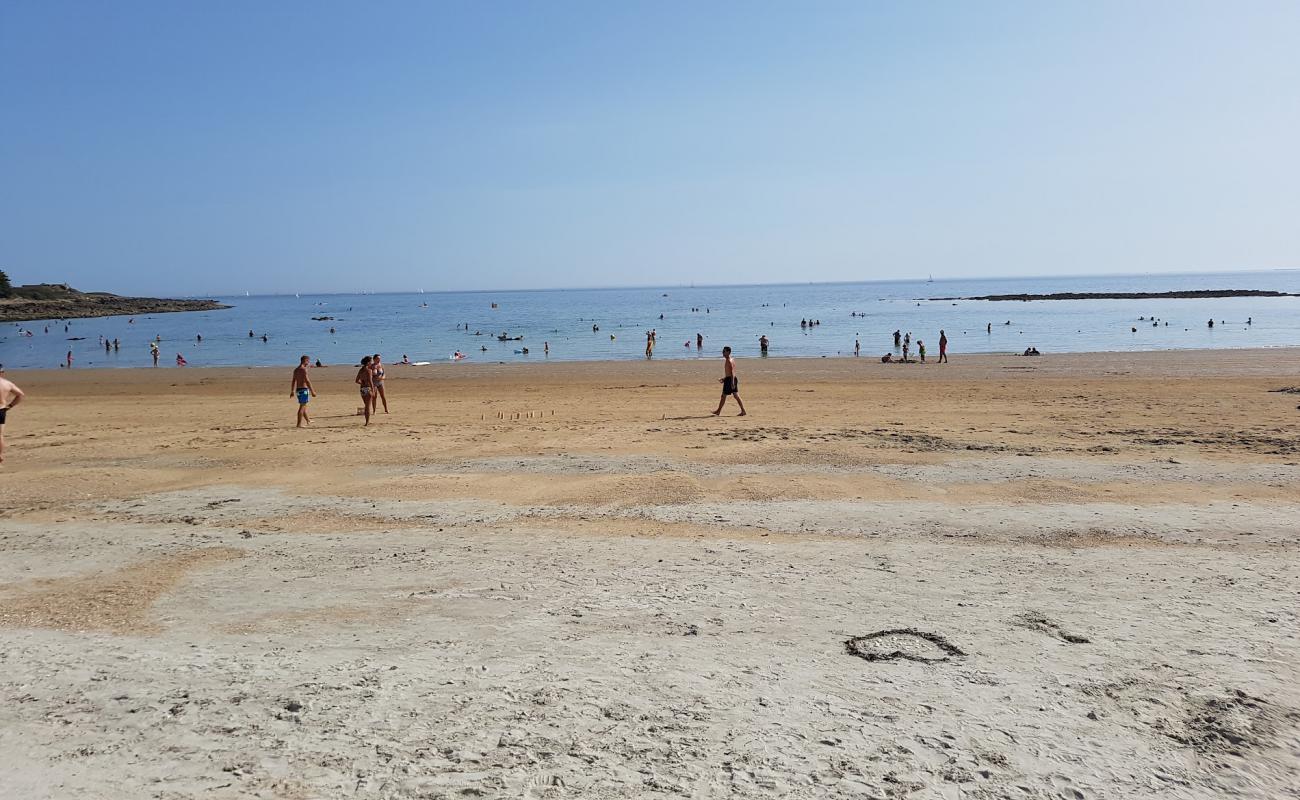 Plage de Kervillen'in fotoğrafı açık bej kum yüzey ile