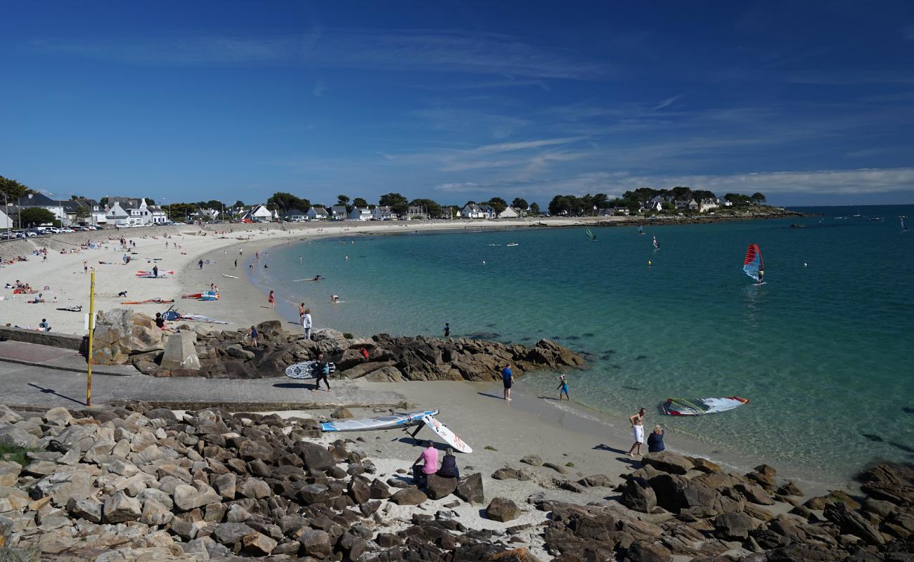 Plage de Saint-Colomban'in fotoğrafı parlak kum yüzey ile