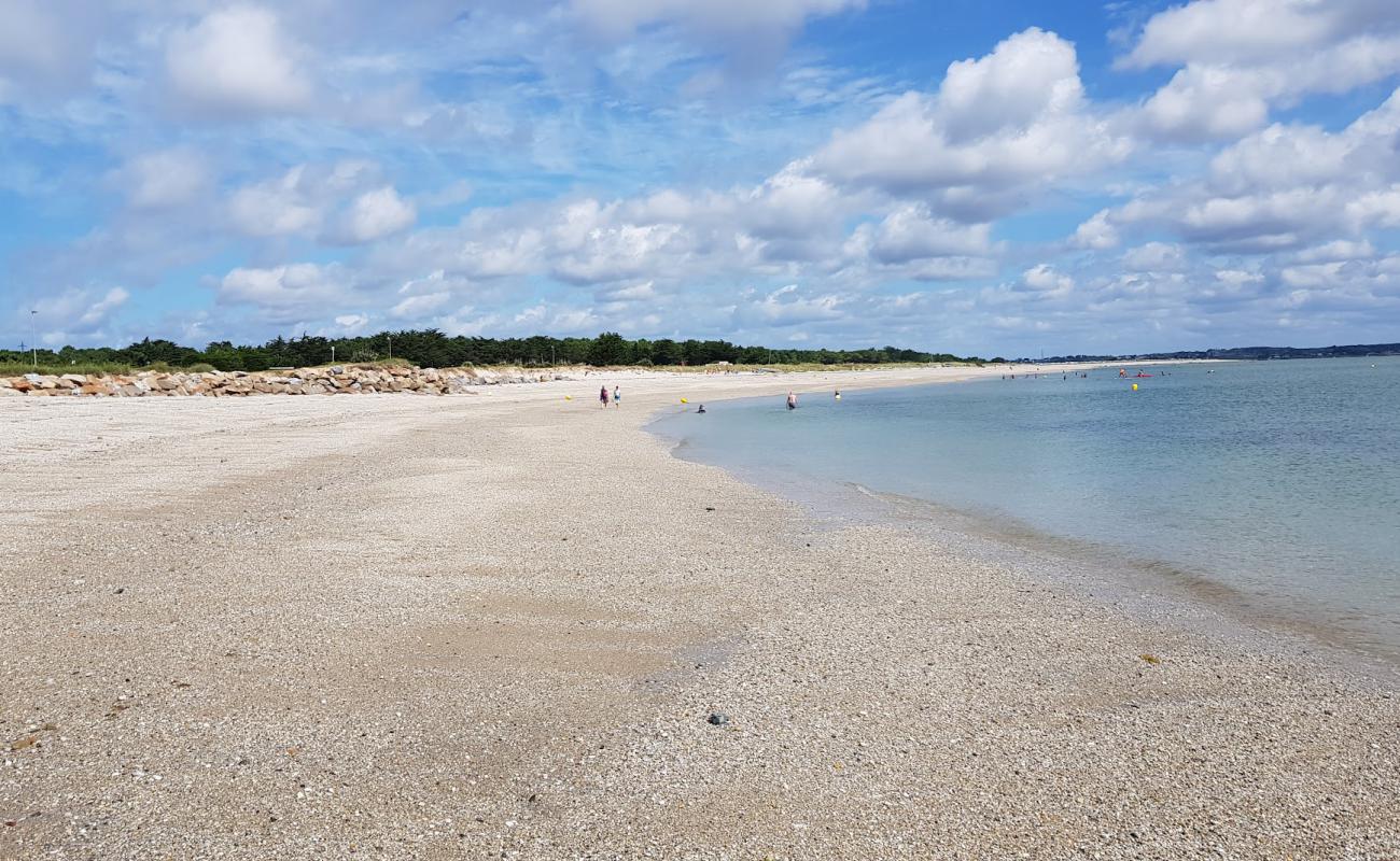 Plage des Sables Blancs'in fotoğrafı parlak kum yüzey ile