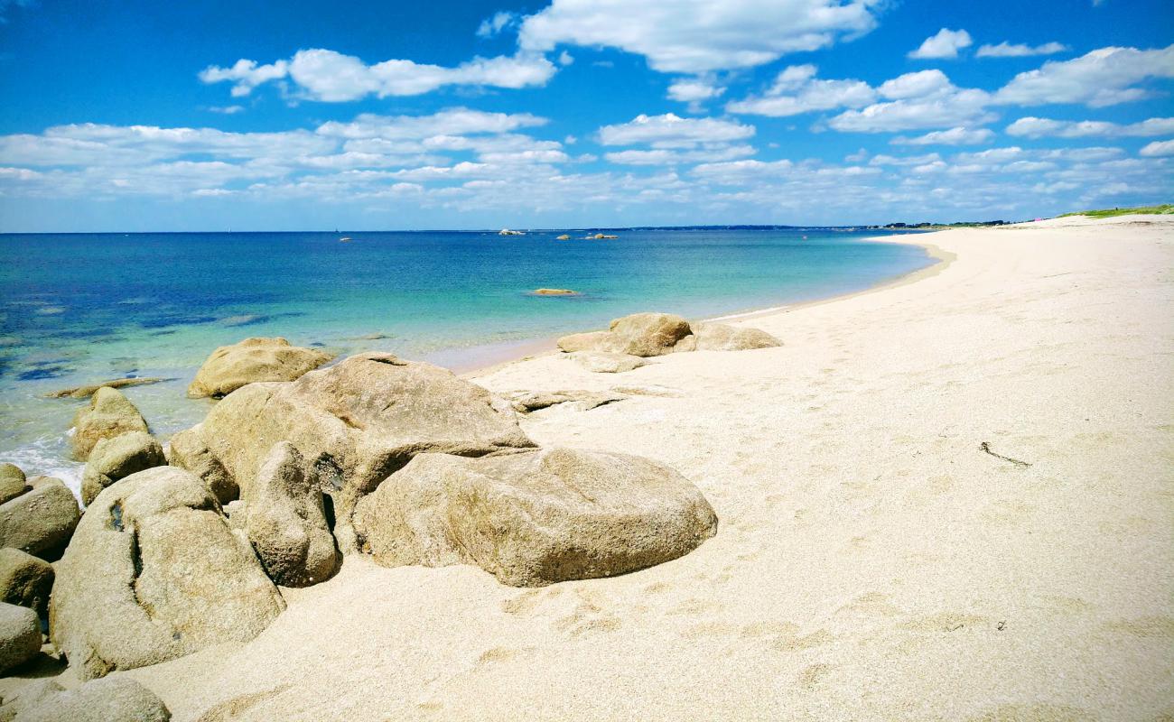 Plage de Kerouini'in fotoğrafı açık bej kum yüzey ile