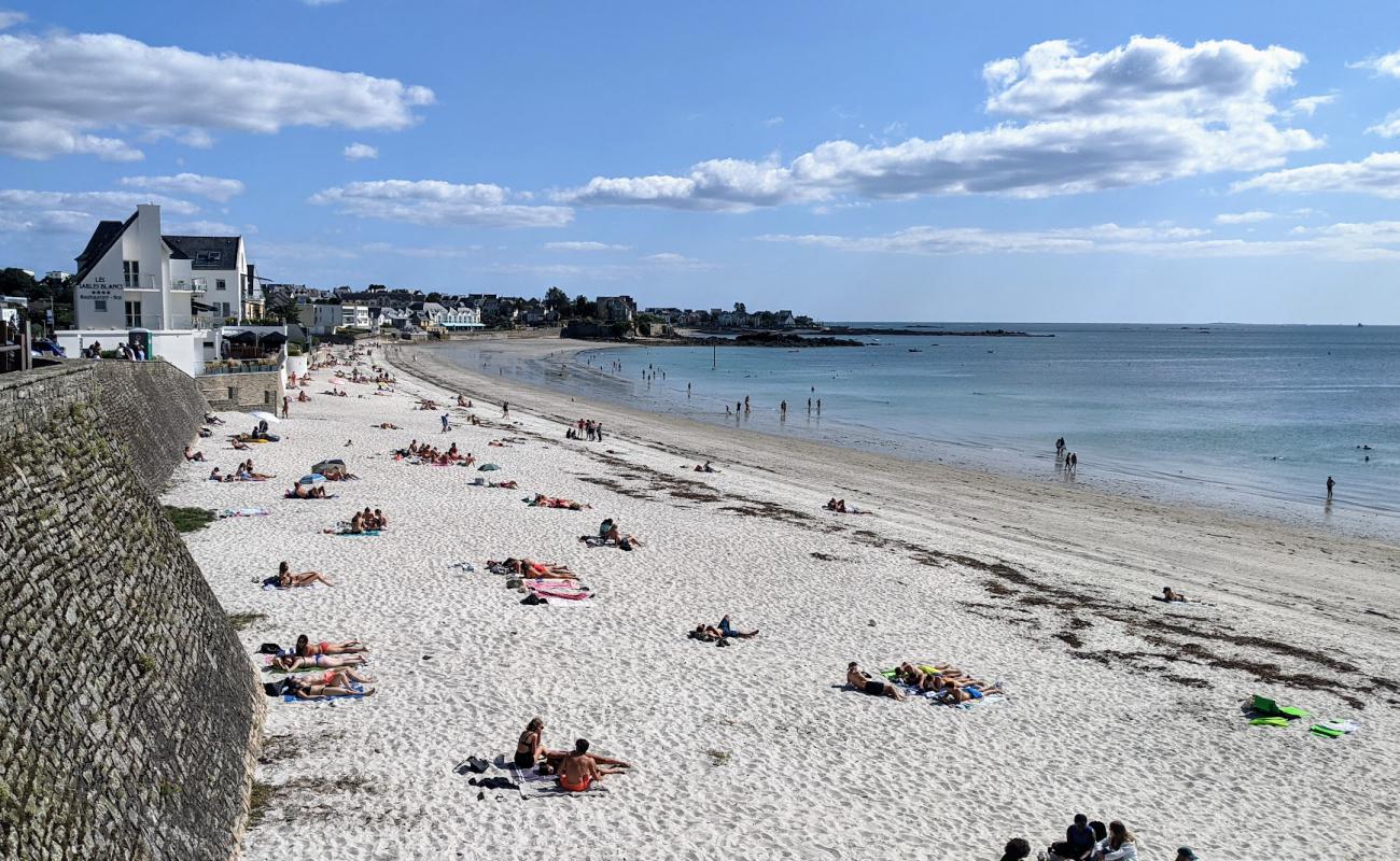 Plage des Sables Blancs'in fotoğrafı açık bej kum yüzey ile