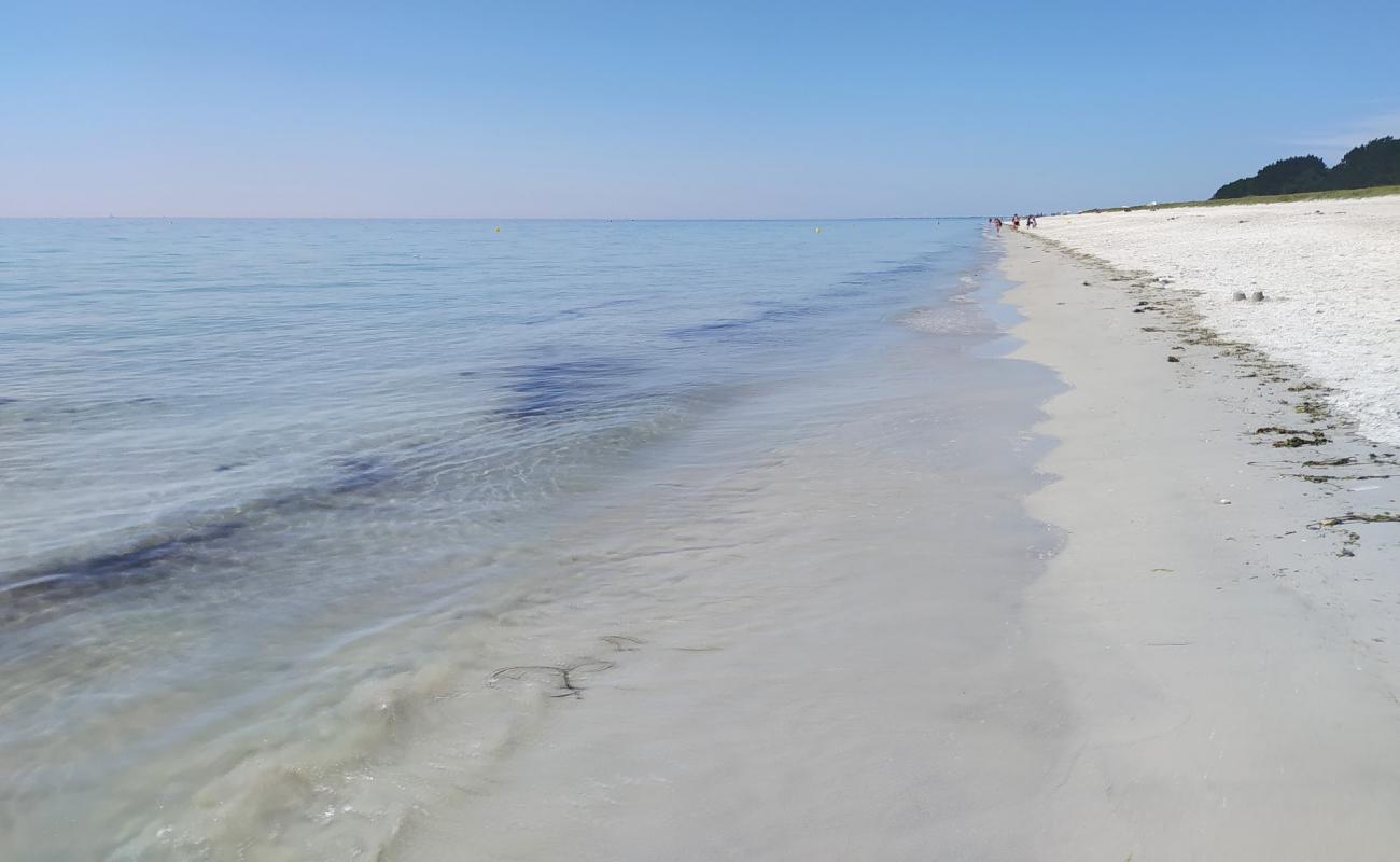 Plage de kerambigorn'in fotoğrafı küçük beyaz çakıllar yüzey ile