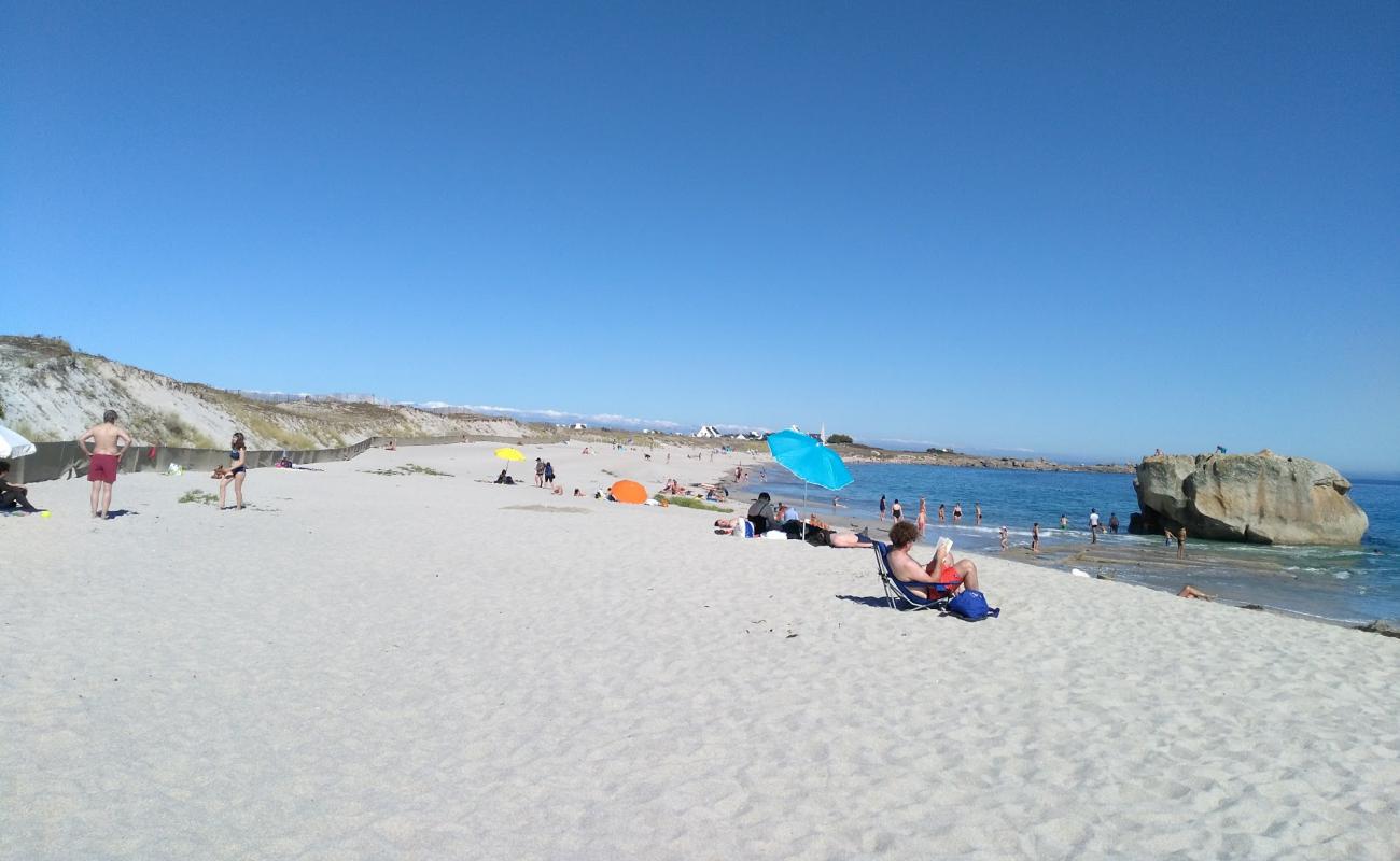 Plage de Kersaux'in fotoğrafı beyaz ince kum yüzey ile