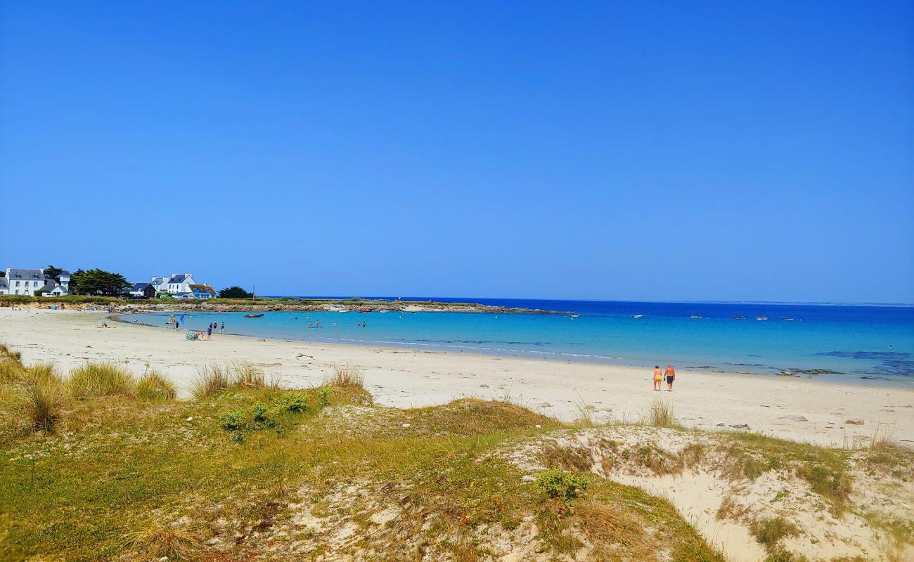 Plage de Pors Carn'in fotoğrafı beyaz kum yüzey ile