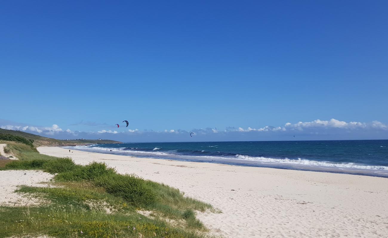 Plage de Mesperleuc'in fotoğrafı açık bej kum yüzey ile