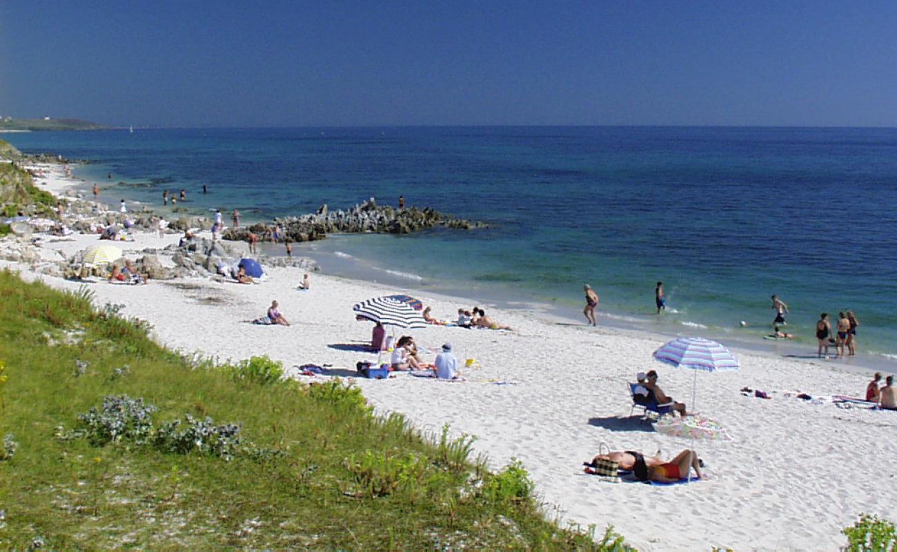 Plage de Kersiny'in fotoğrafı bej kum ve kayalar yüzey ile