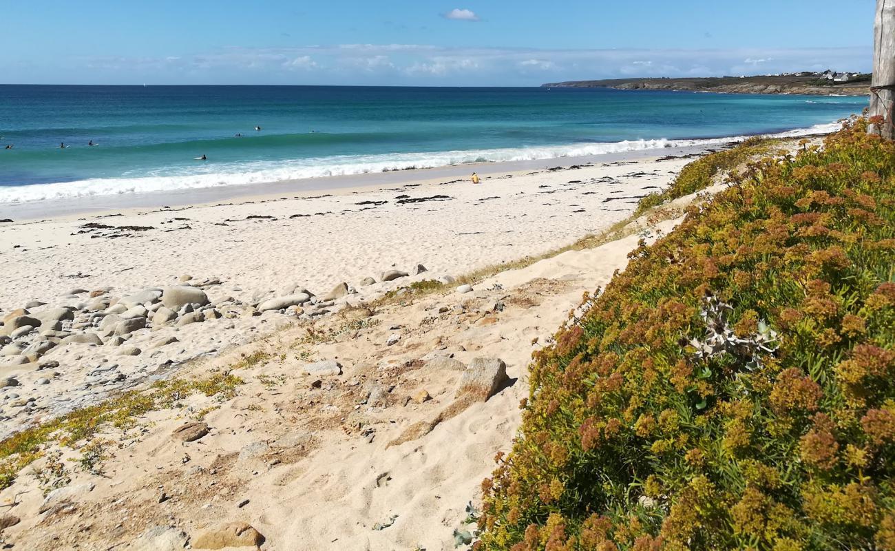 Plage de Saint Tugen'in fotoğrafı beyaz kum yüzey ile
