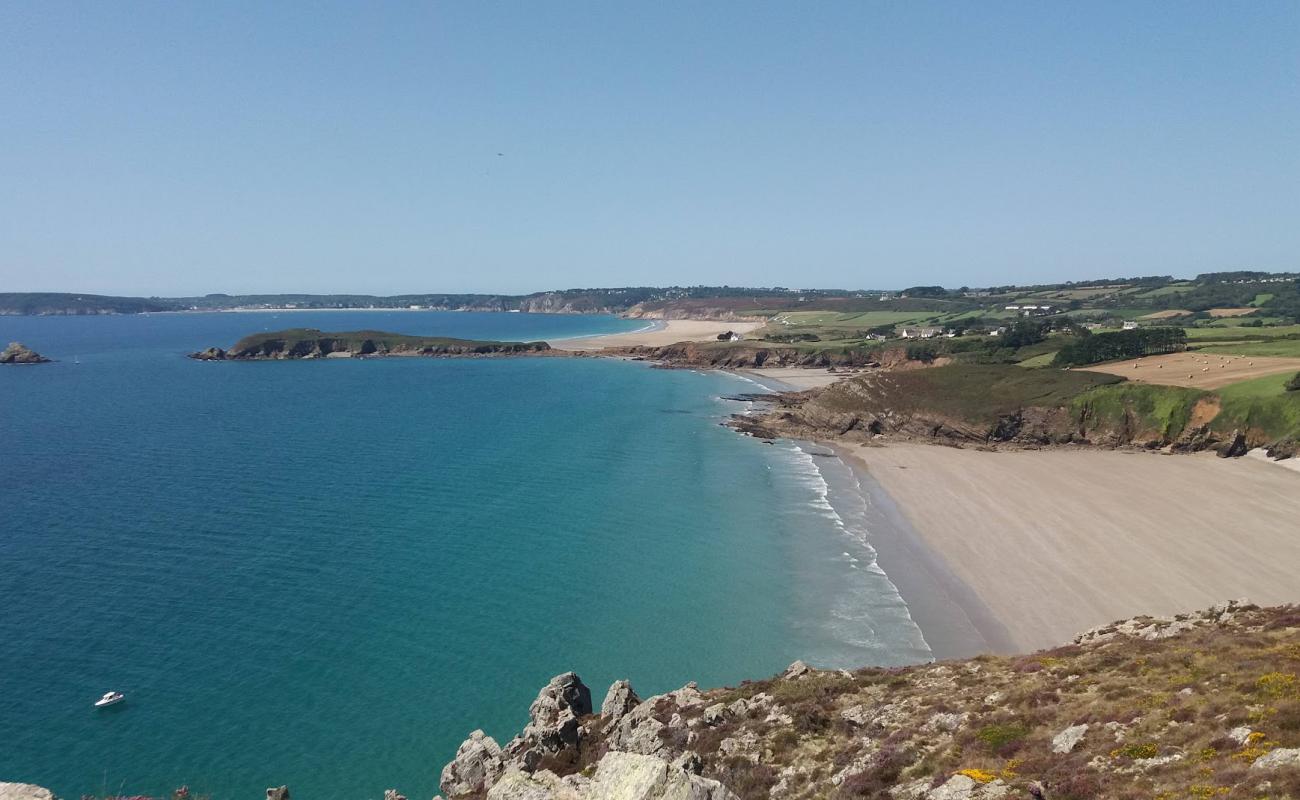 Plage du Poul'in fotoğrafı açık bej kum yüzey ile