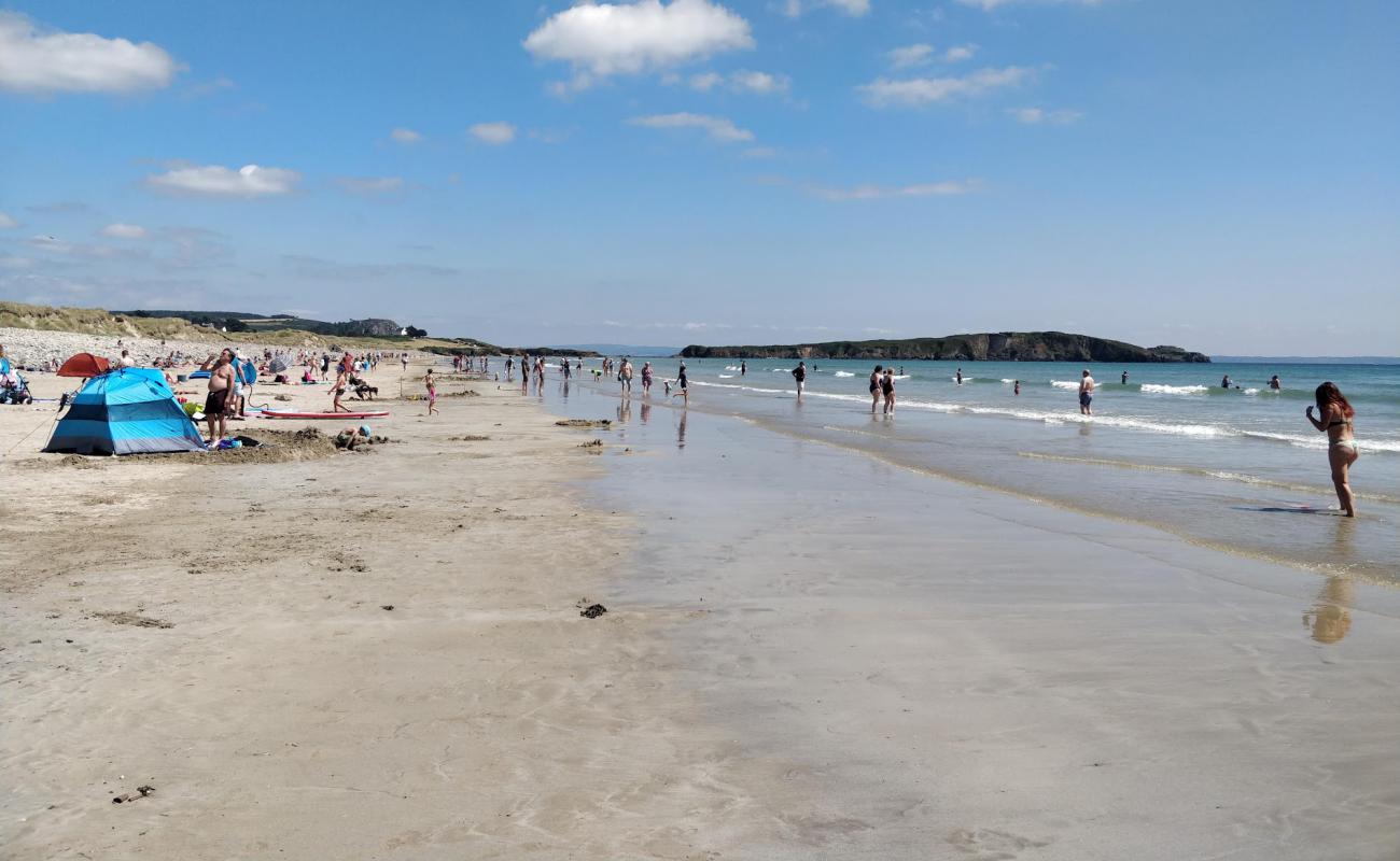 Plage de l'Aber'in fotoğrafı açık bej kum yüzey ile