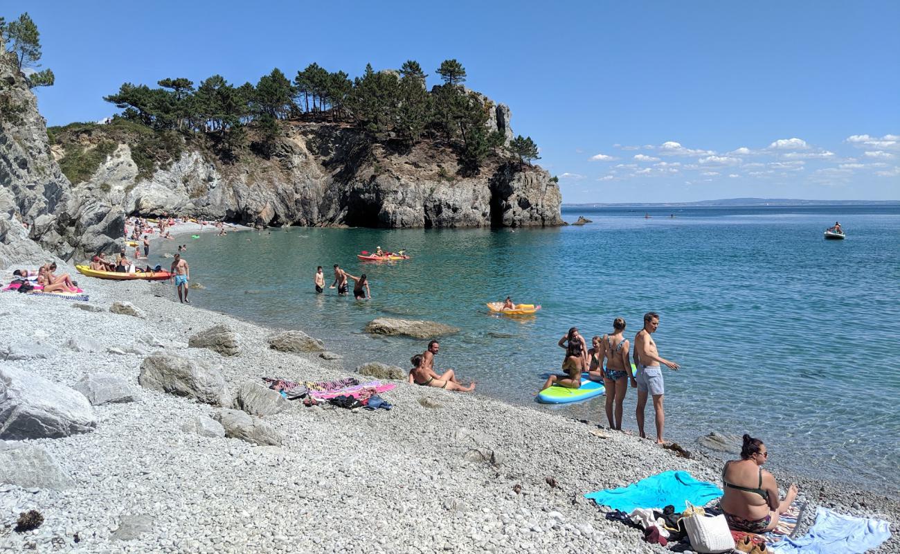 Plage de l'ile Vierge'in fotoğrafı gri çakıl taşı yüzey ile