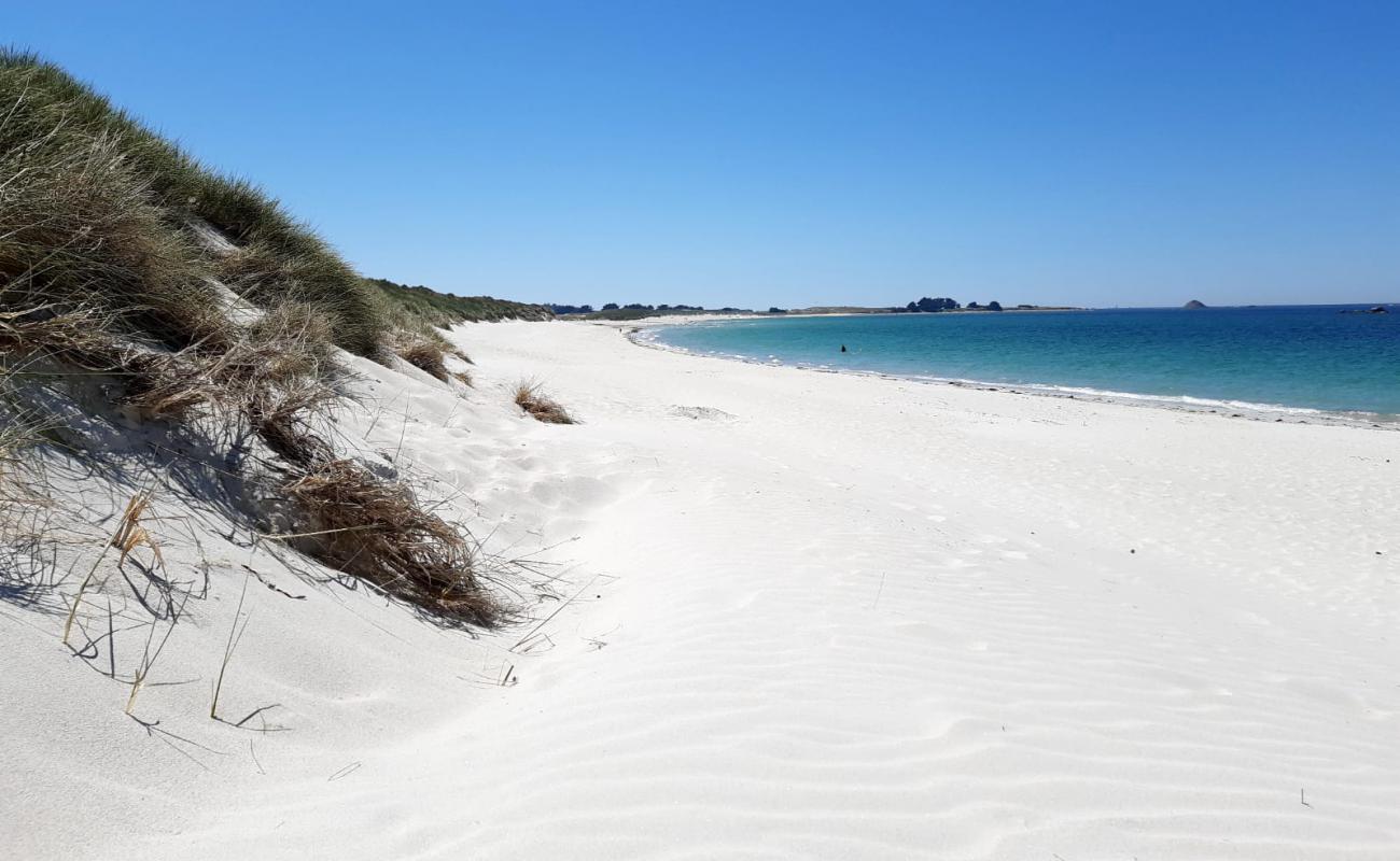 Plage des Trois Moutons'in fotoğrafı beyaz kum yüzey ile